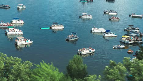 luftaufnahmen, spring-break-partyboote voller menschen auf dem see während der sommerferien