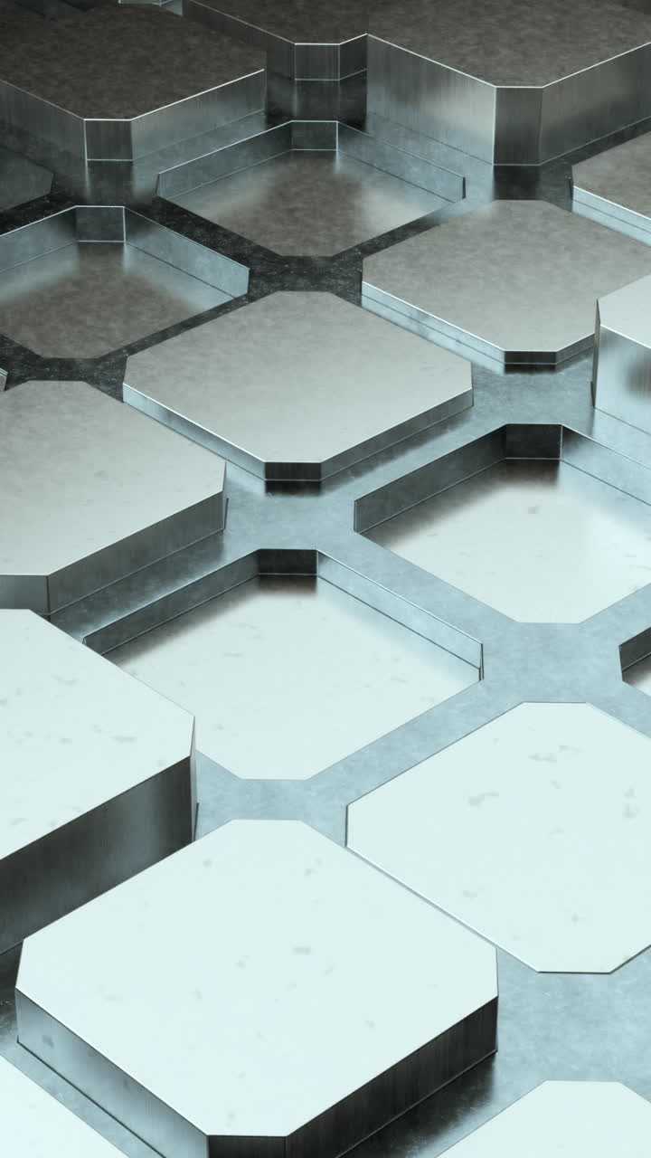 Stablet metallisk sekskantet platformsgitter, børstede sølvfliser med industrielle samlinger og modulær geometri.