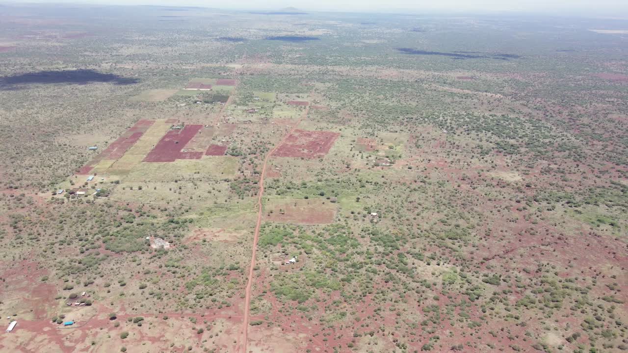 Vista da drone della savana africana del piccolo villaggio africano ad Amboseli, Kenya.