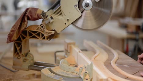 producto de aserradura de madera con sierra eléctrica de mano