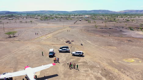 drone de la pista del aeropuerto del avión después de que los aviones hayan aterrizado con gente barda