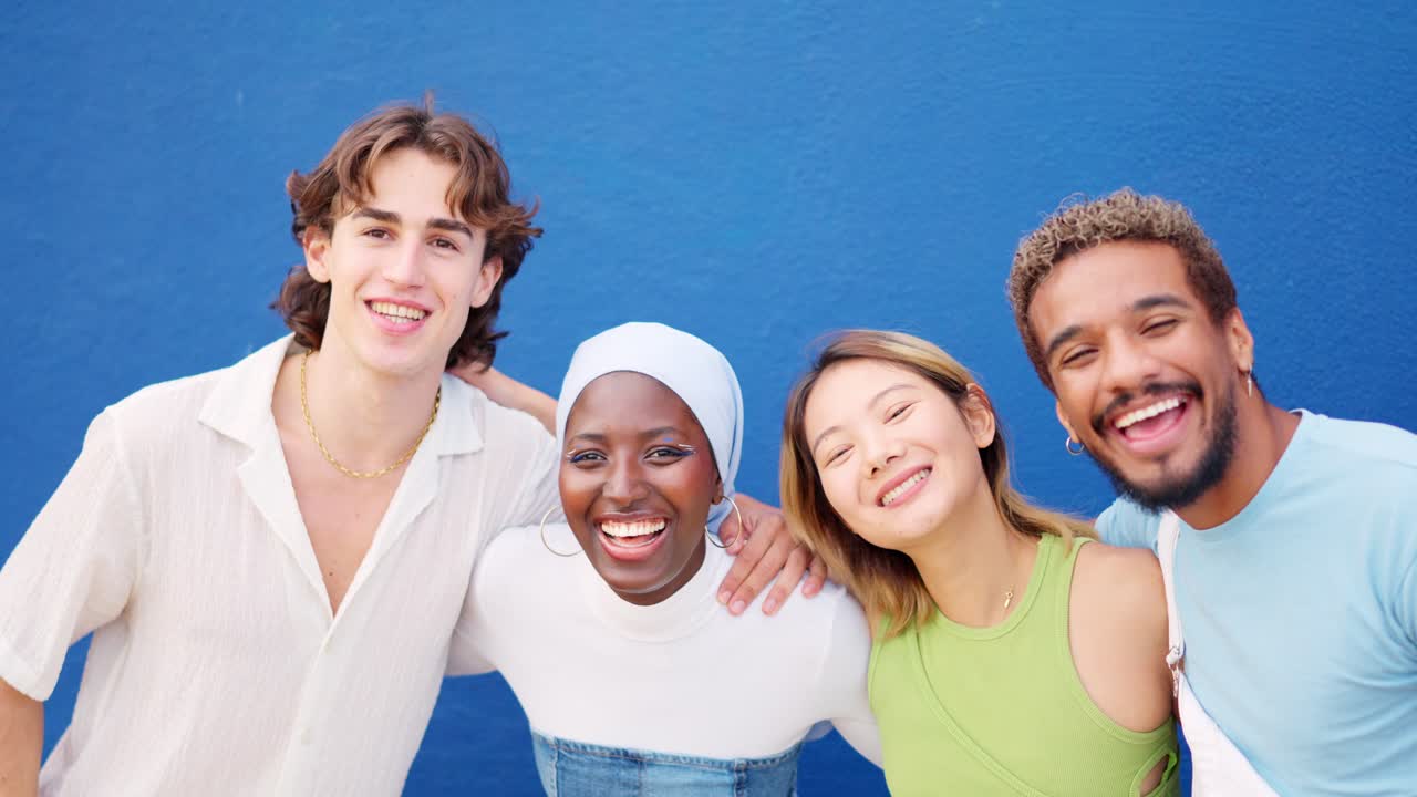 Multiethnische FreundInnen lächeln in die Kamera und werfen einen Kuss