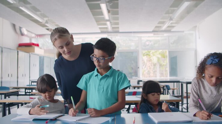 Professora da escola verificando uma tarefa