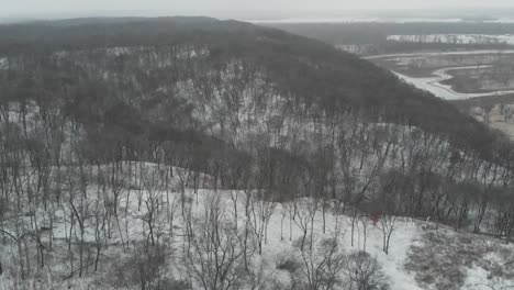 Bosque-Cubierto-De-Nieve-Drone-Colinas-Aéreas-árboles-Sin-Hojas