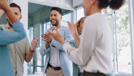 Teamarbeit,-Hände-Zusammen-Und-Teambuilding-Hoch