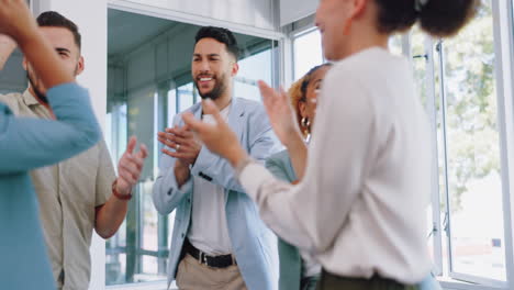 el trabajo en equipo, las manos juntas y el trabajo en equipo son altos.