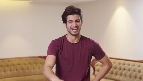 hombre indio riéndose fuerte de alguien
