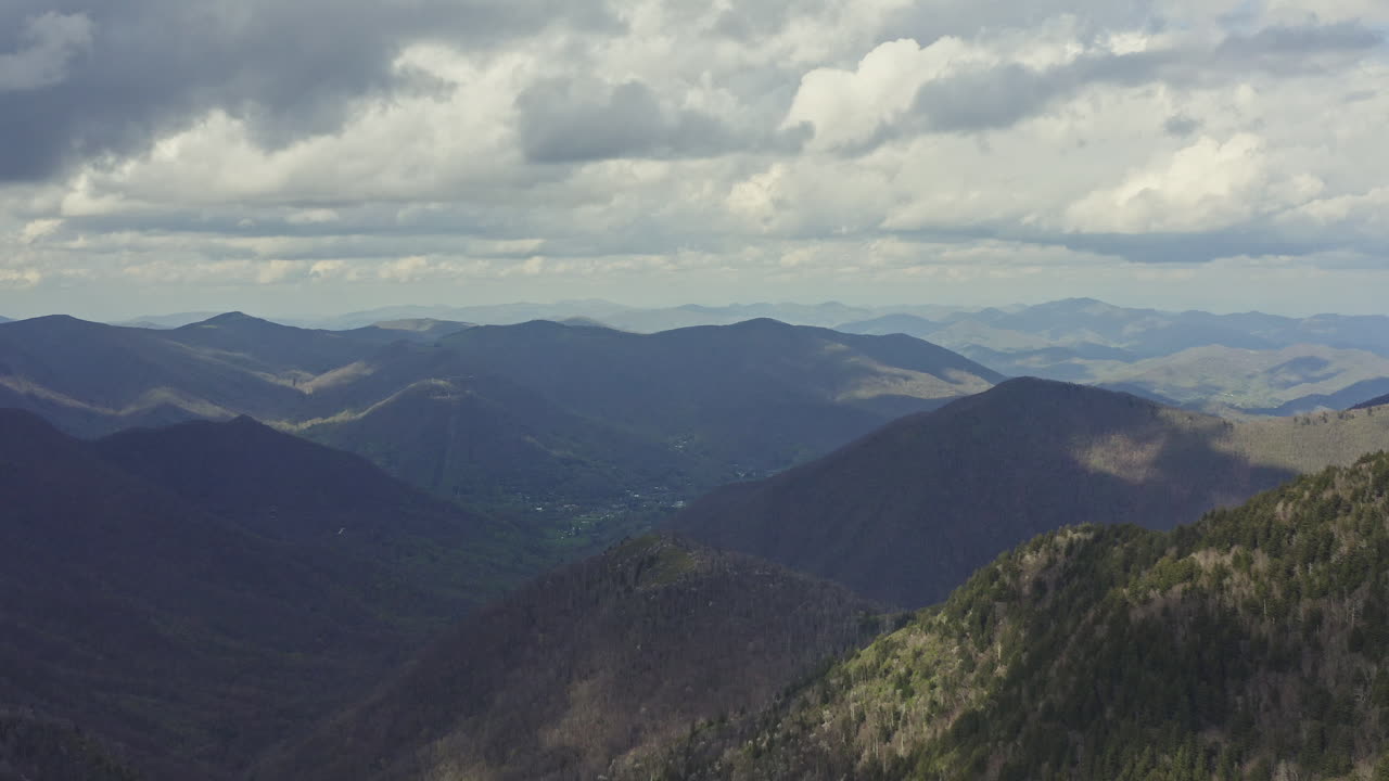 Vista aérea sobrevolando un pico en las Montañas Blue Ridge con un valle debajo