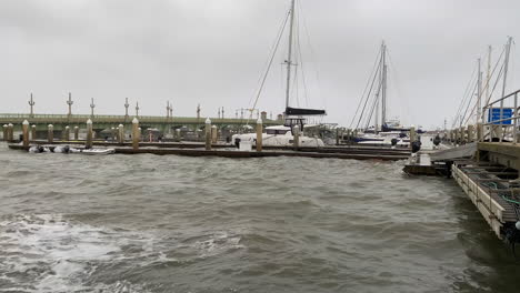 el muelle de la marina impactado por el viento peligroso y las olas antes de que el ojo del huracán toque tierra