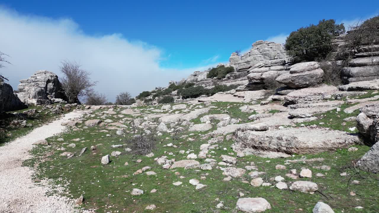 полет с беспилотником по природной зоне эль-торкаль, карстовой области, расположенной в антекере в провинции малага, испания