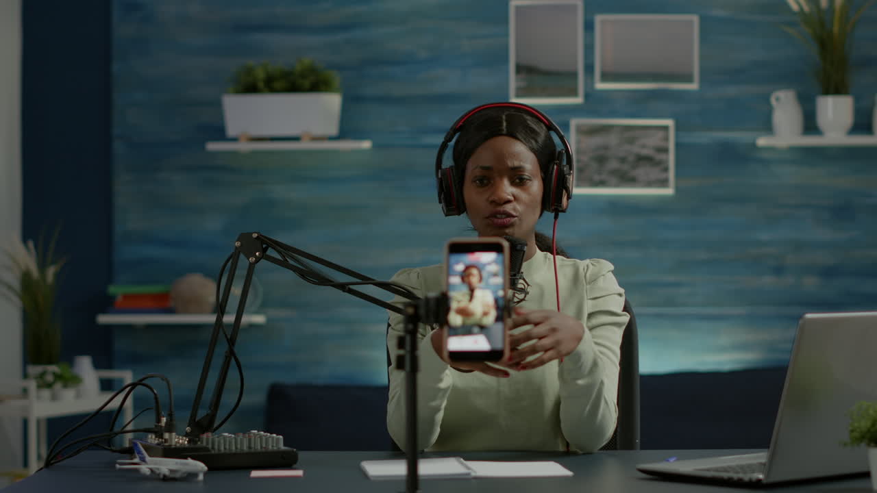 influenciador negro en la industria del entretenimiento hablando y comprobando el sonido