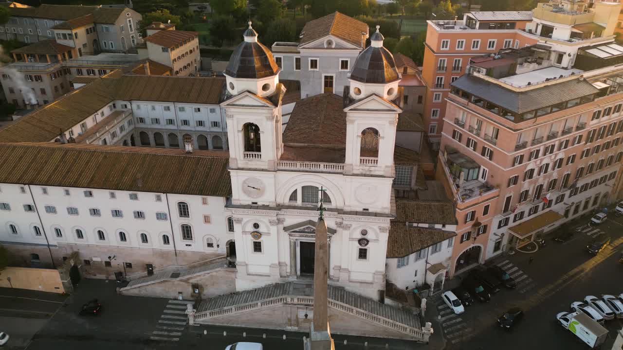 hermosa vista aérea de la iglesia de trinita dei monto en los escalones españoles