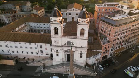 hermosa vista aérea de la iglesia de trinita dei monto en los escalones españoles
