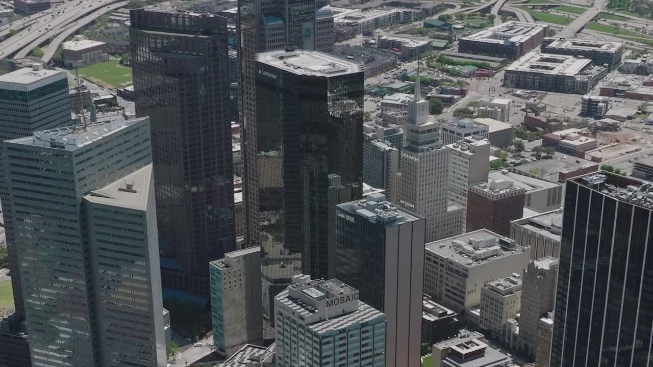Vista do centro de Dallas de cima, mostrando edifícios e ruas da cidade