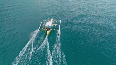 vista desde un avión no tripulado de un barco de bombeo en la bahía de ipil, surigao del norte, filipinas