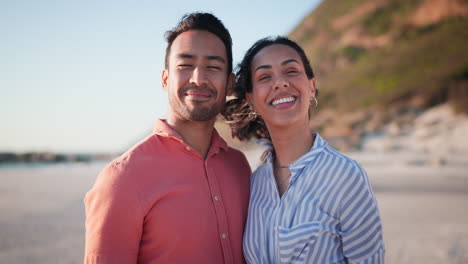 pareja feliz, cara y playa sonrisa para relajarse