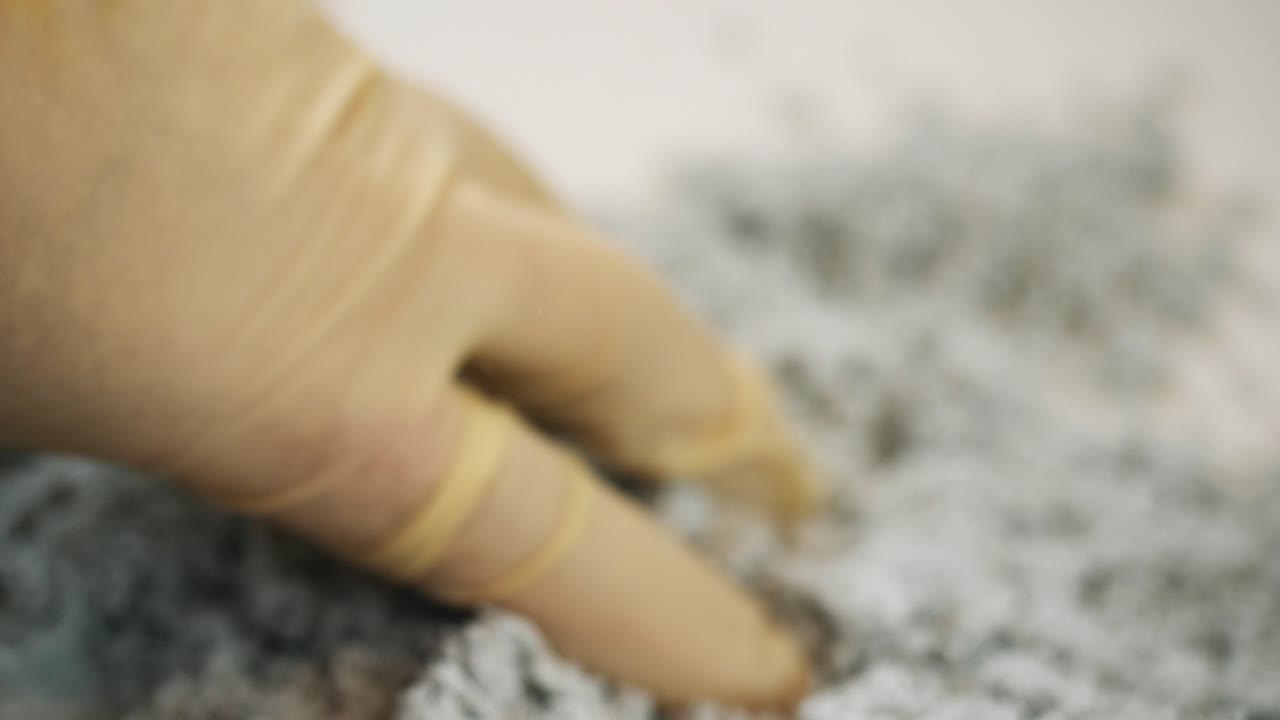 유리 섬유 단열을 다루는 것