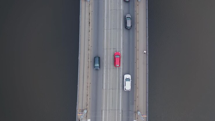 Rotazione del drone. Incrocio stradale e ponte sul fiume in città, vista aerea.
