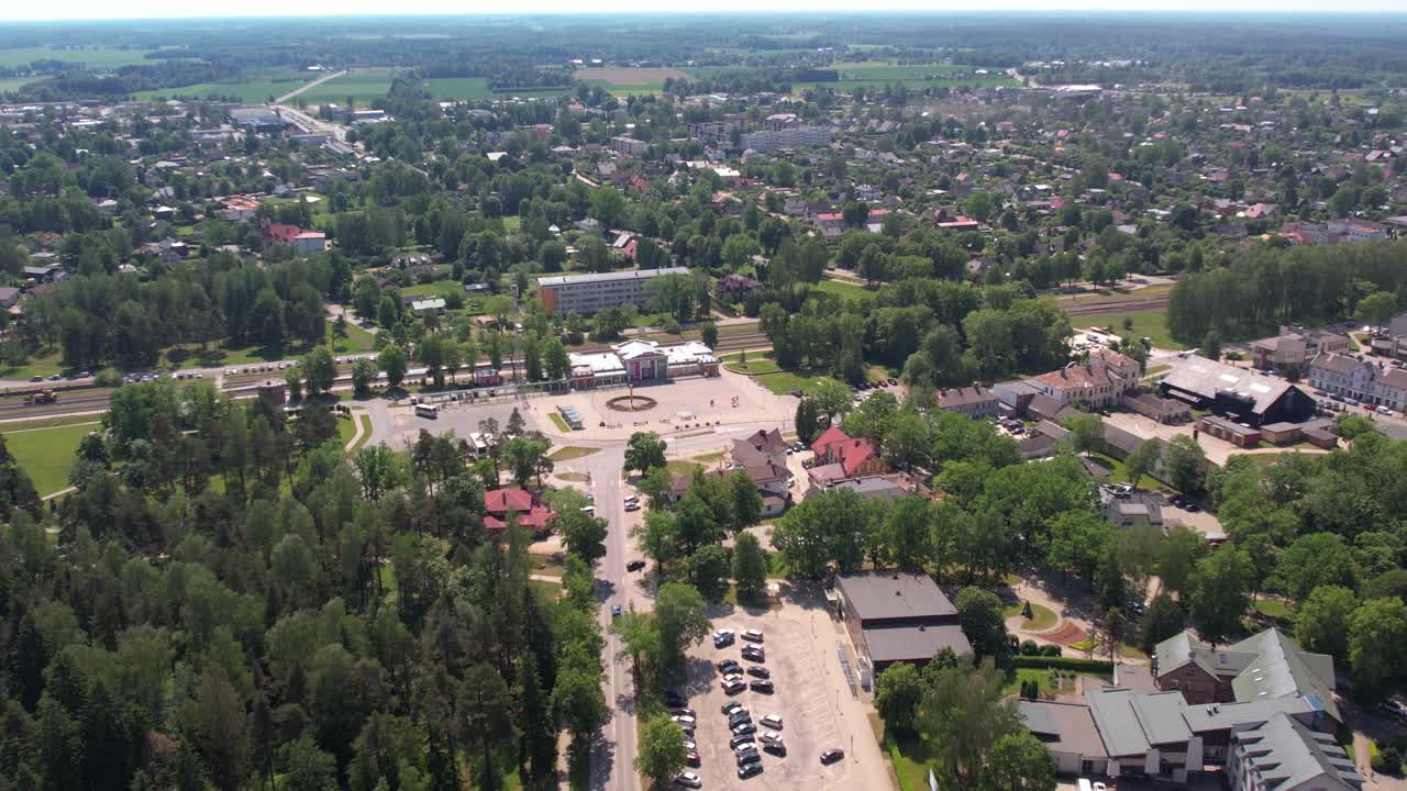 una impresionante vista aérea de la ciudad de sigulda, destacando su integración con espacios verdes exuberantes y paisajes naturales