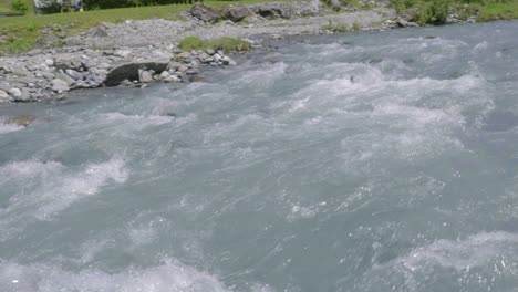 primer plano de una fuerte corriente en el arroyo de staubifall, suiza