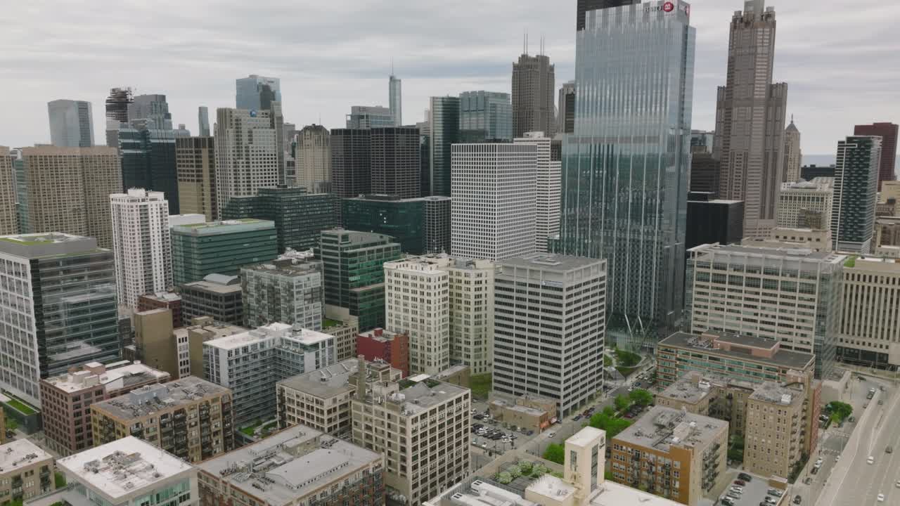 edificios de oficinas de diseño de concreto de vidrio en el centro de la ciudad