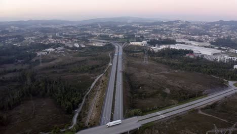 vista aérea de una gran carretera en portugal