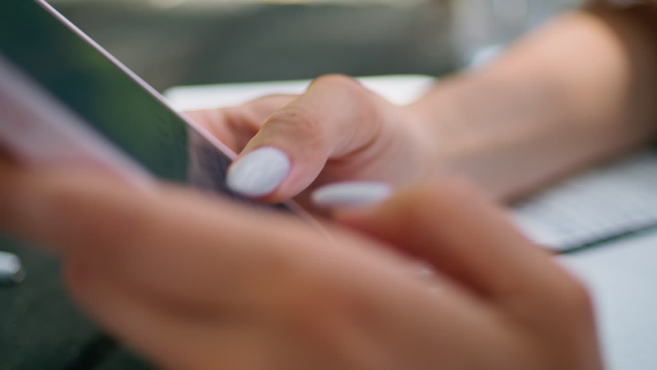 los dedos femeninos enviando mensajes de texto al teléfono inteligente de cerca. mujer no reconocida escribiendo un mensaje