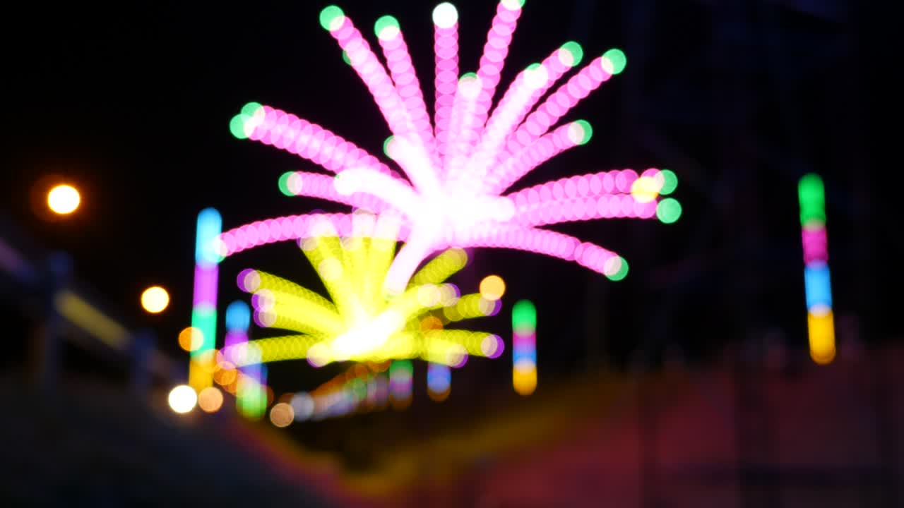 밤에는 파란색 효과의 빛이 있습니다.