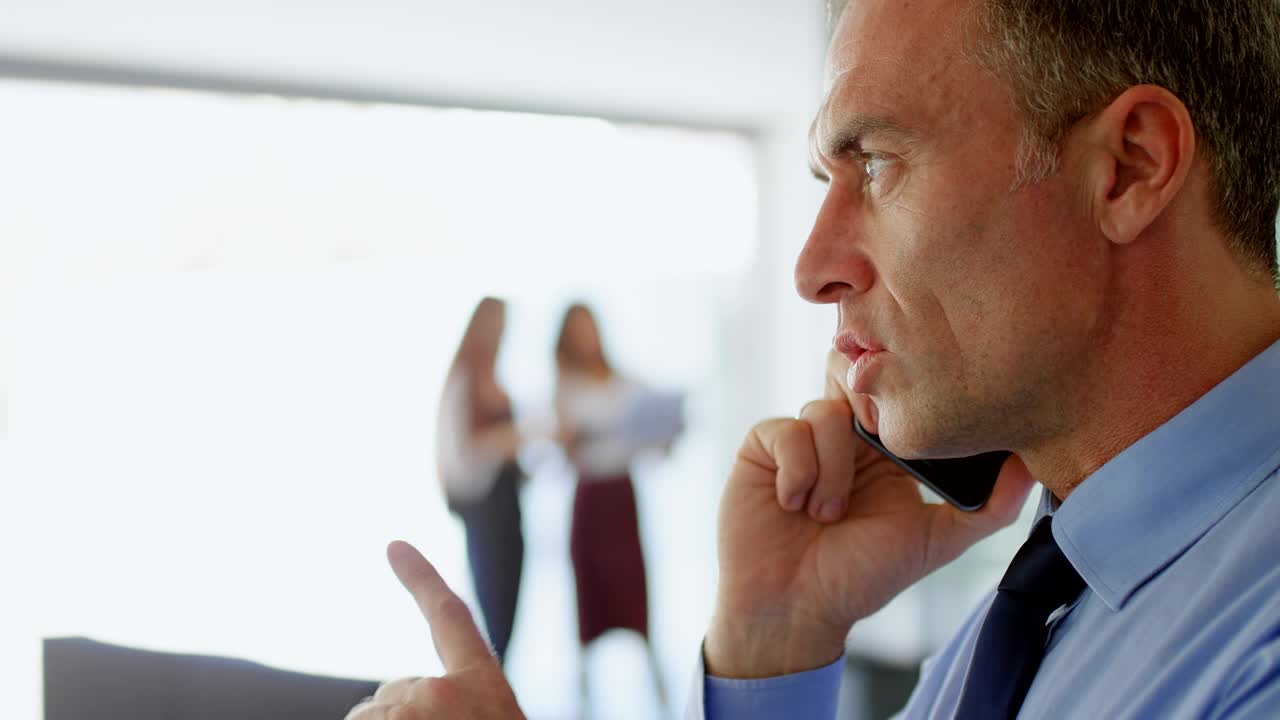 4k  ⁇ 드폰으로 이야기하는 사업가