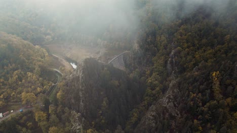 Disparo-De-Un-Dron-Que-Revela-La-Presa-Gouffre-D&#39;enfer-Cerca-De-Saint-Etienne-En-Un-Día-De-Mal-Humor-Con-Niebla-Y-Nubes-Bajas,-Fance