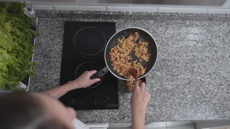 mujer cocinando batidos en la cocina