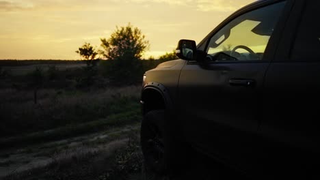 Camioneta-Todoterreno-Recortada-Estática-Al-Atardecer---Toma-Reveladora