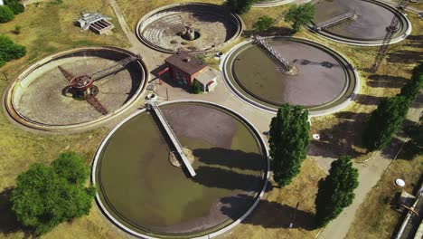 planta de tratamiento de aguas residuales. tanque redondo de sedimentación