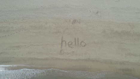 在澳洲大凱佩爾島的白色沙灘上寫的"hello"