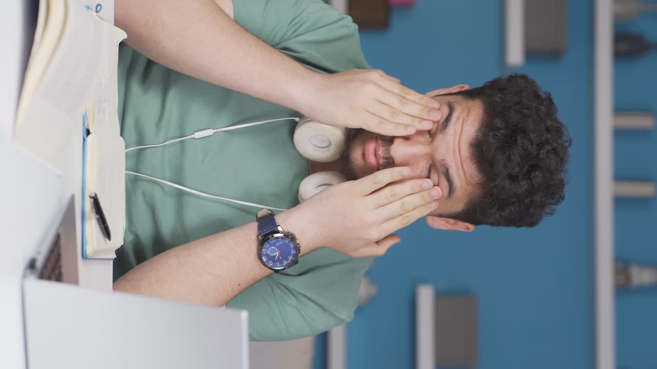 video vertical de un estudiante con el ojo seco.