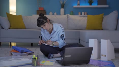 trabajadora de oficina en casa, mujer haciendo investigación.