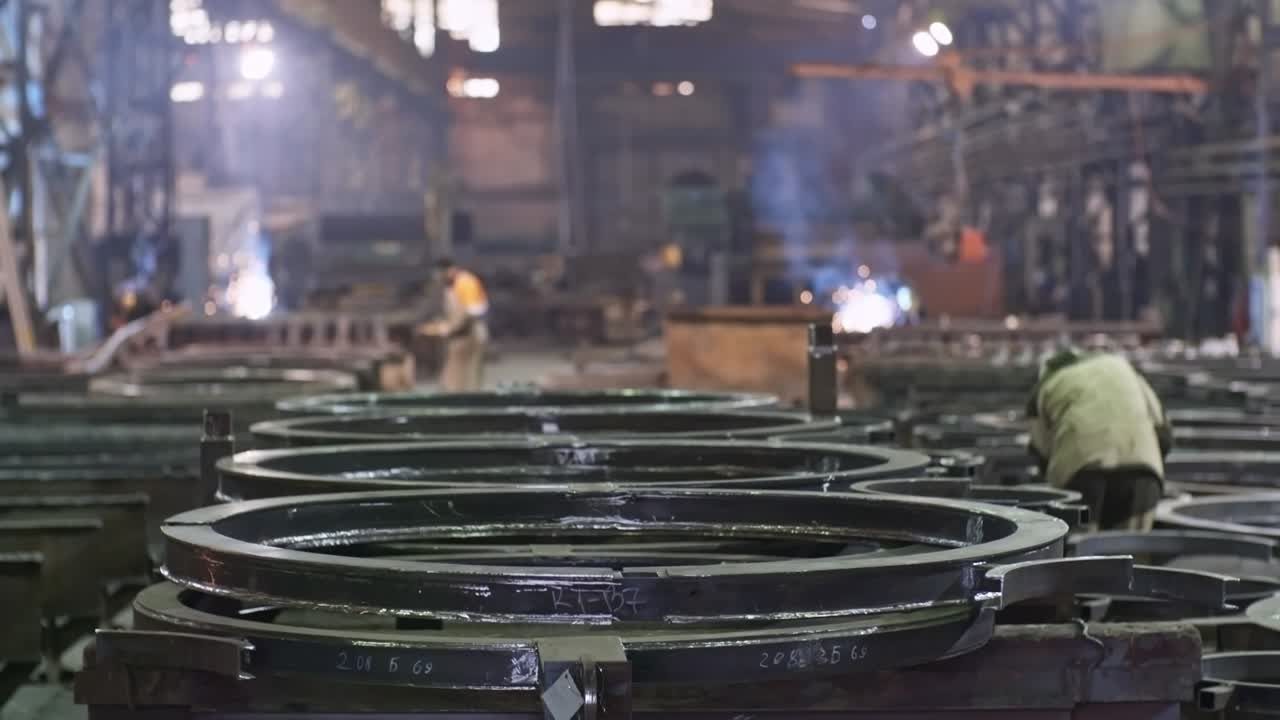 금속 제조 시설에서 일하는 사람들