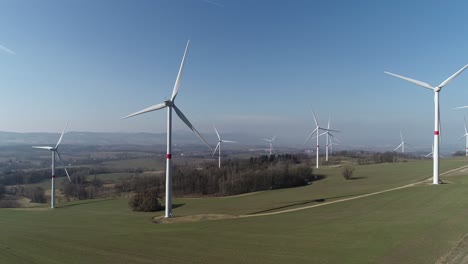 Windmühlen-Auf-Dem-Feld---Zeitlupenaufnahme-Aus-Der-Luft