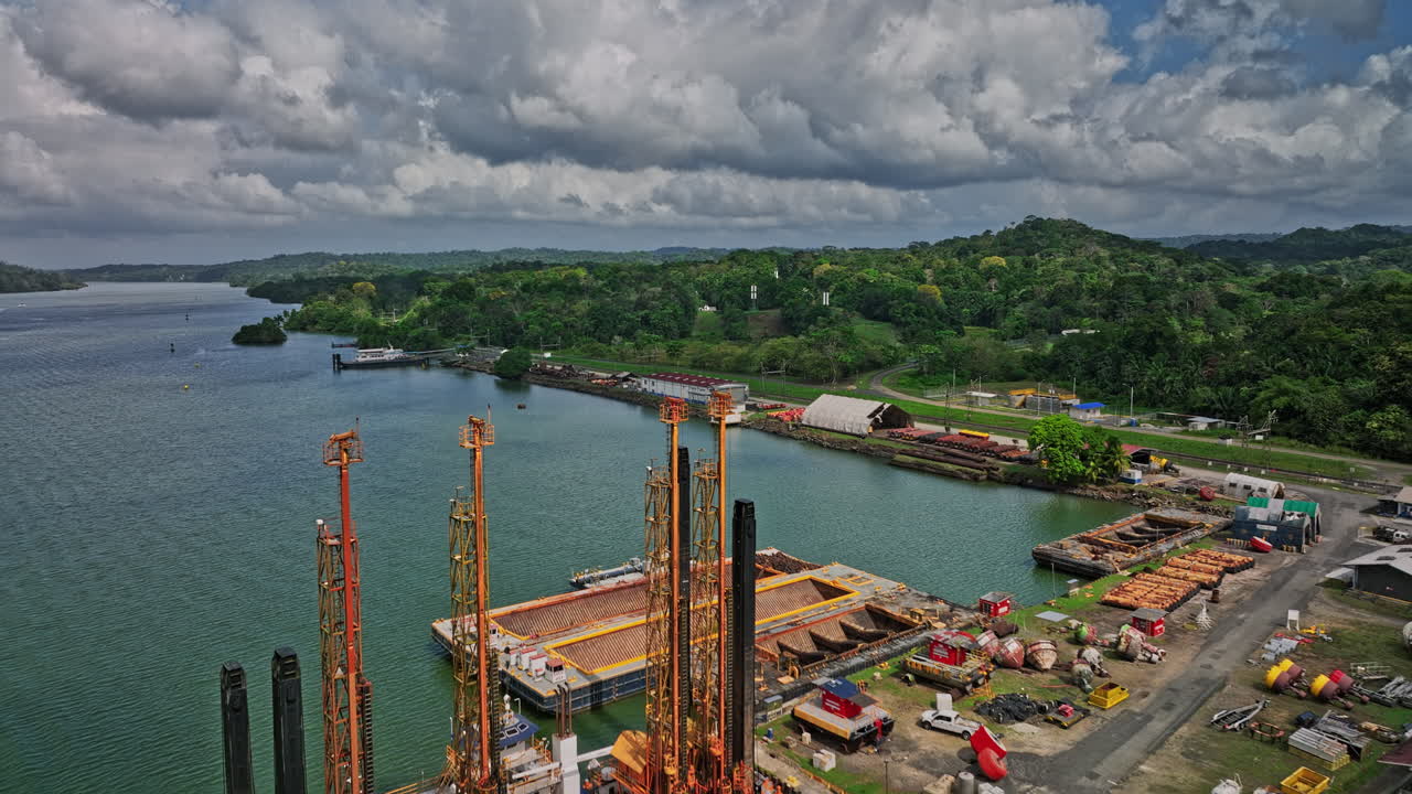 파나마 운하 공중 v6 낮은 수준의 드론 비행 아름다운 차그레스 강은 낮 동안 무성한 녹색 열대우림이 있는 소베라니아 국립공원을 향해 - 매빅 3 시네로 촬영 - 2022년 4월