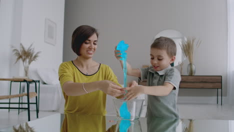 madre y hijo riendo pasan tiempo juntos jugando en casa en el apartamento. familia feliz. interior brillante del apartamento