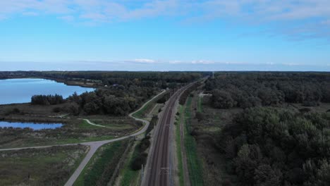 Holländische-Bahngleise-Wahren-Den-Polder-An-Einem-Sommertag