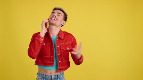 Hombre hablando por teléfono