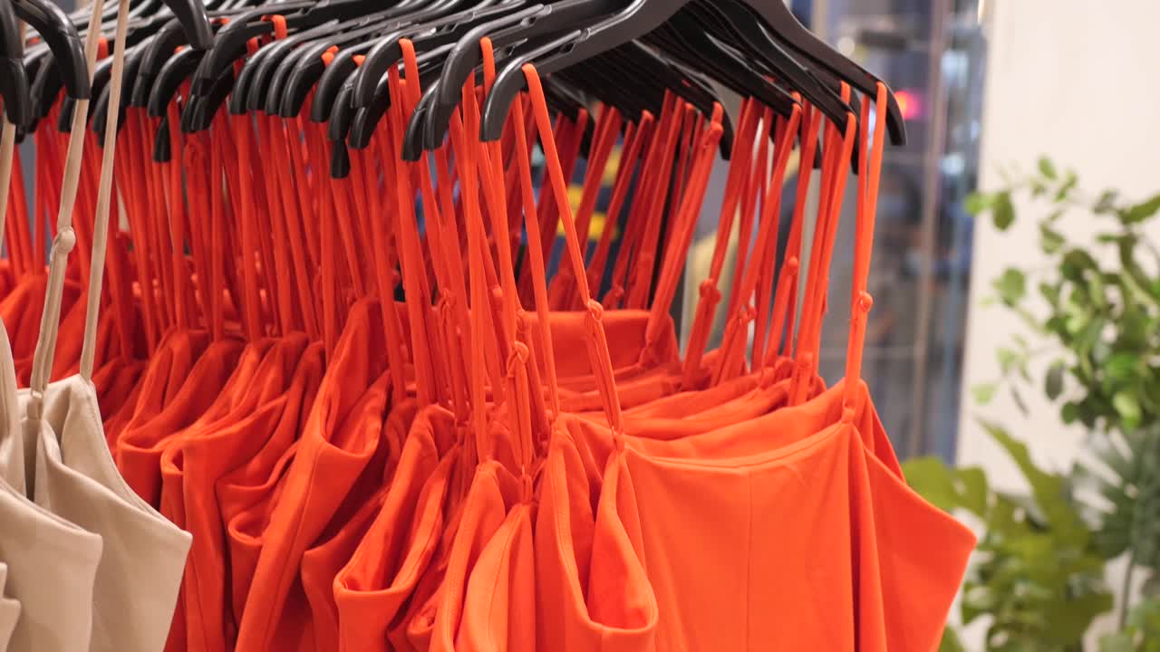 판매를 위한 많은 여성 의류 디스플레이 클로즈업