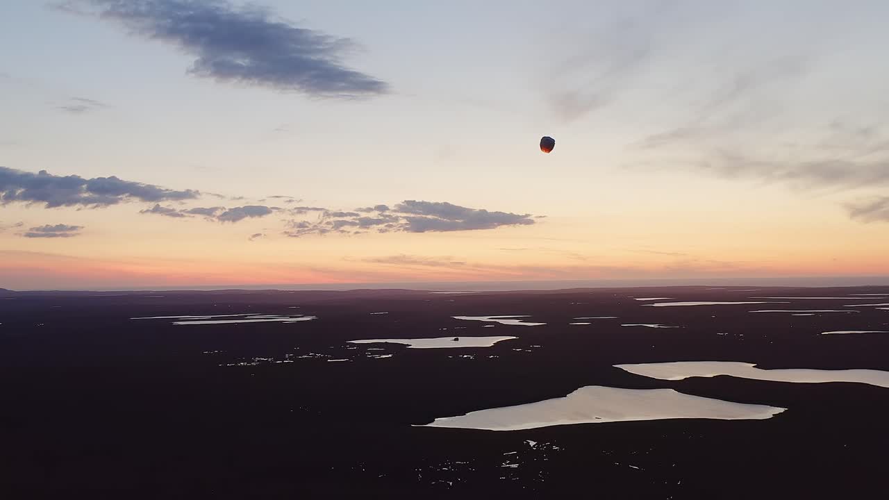 헤브리드 제도 의 호수 위 에  ⁇ 고 있는 하늘 등불 의 골든 아워 드론  ⁇