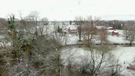 Establecimiento-De-Una-Foto-De-La-Granja-Familiar-Durante-La-Nieve-Del-Invierno