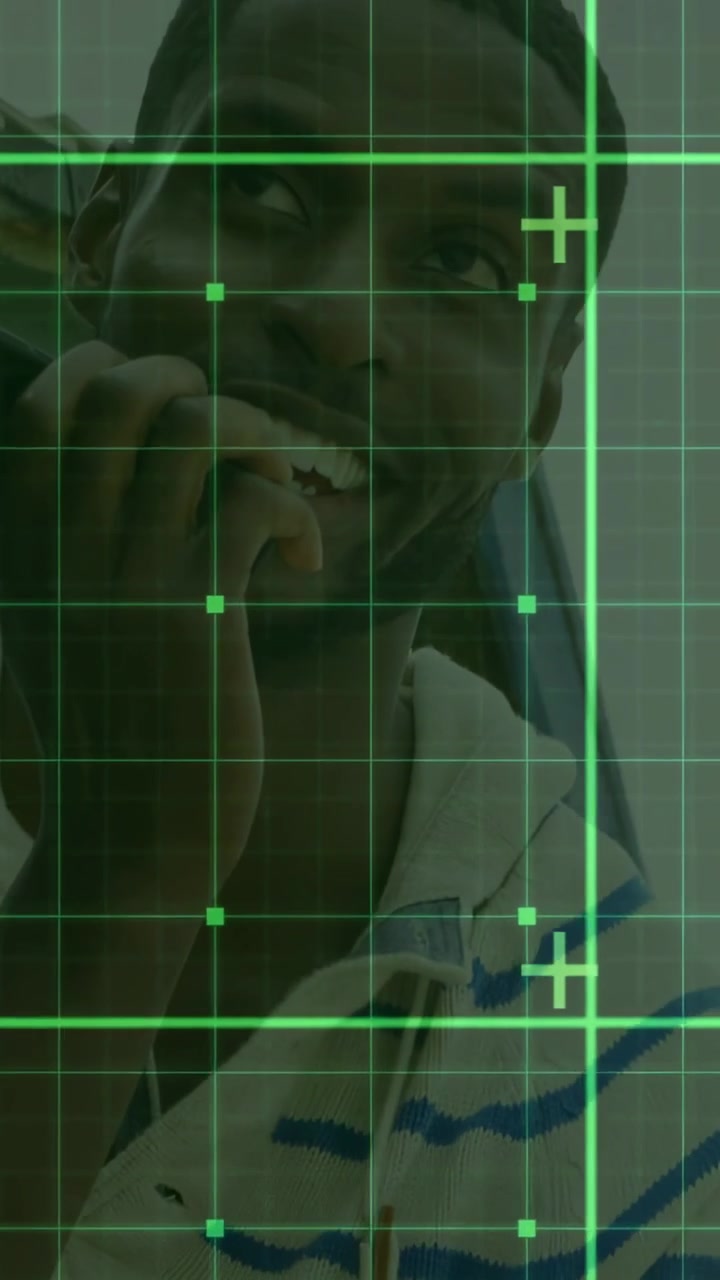 Video verticale: Uomo che risponde a una chiamata in arrivo, tenendo il telefono, girandosi mentre una griglia verde identifica le telecomunicazioni.