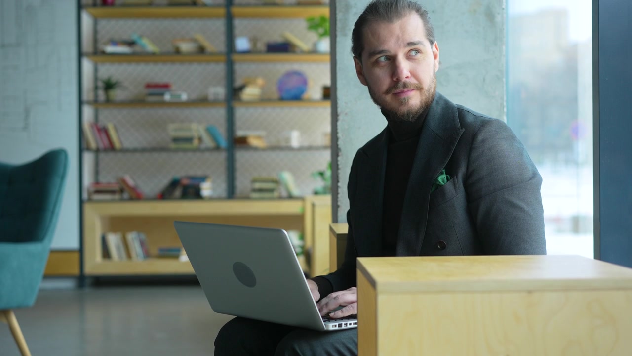 Un professionista che lavora al portatile in un ufficio moderno