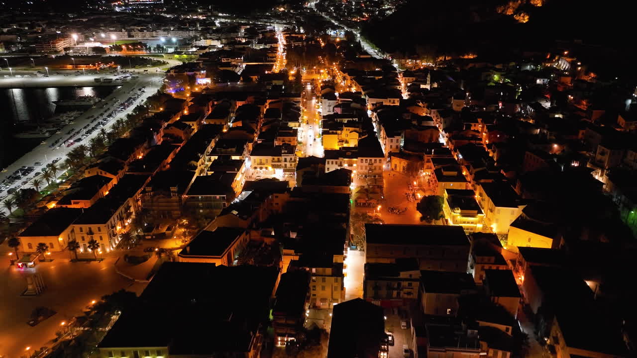 volo di droni su nafplio, in grecia di notte