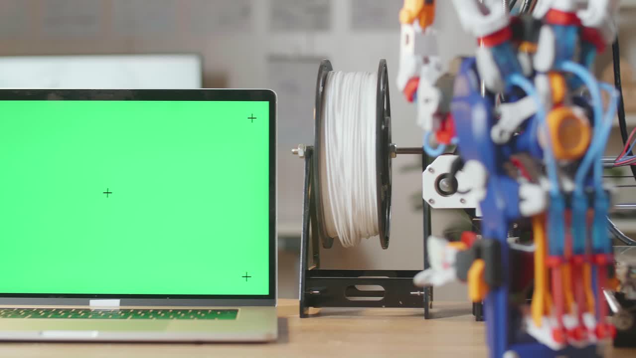 portátil con pantalla verde y impresora 3d