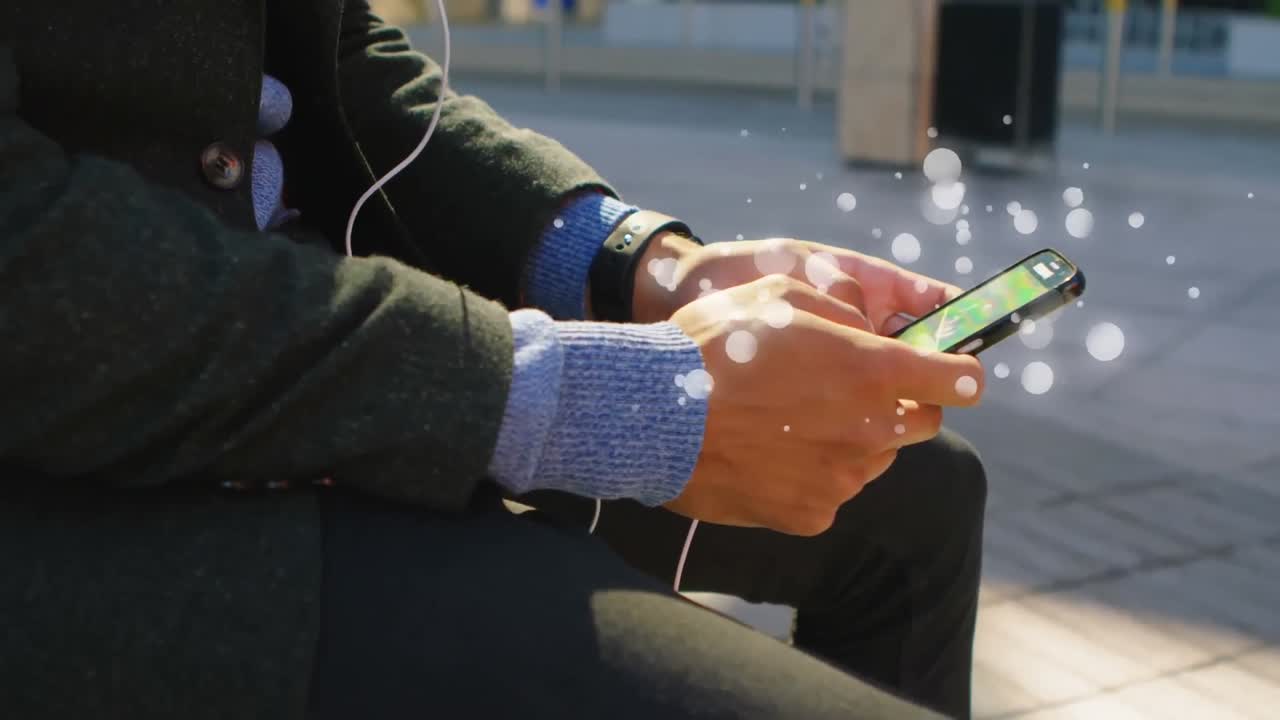 animación de múltiples manchas blancas sobre la sección media del hombre usando un teléfono inteligente